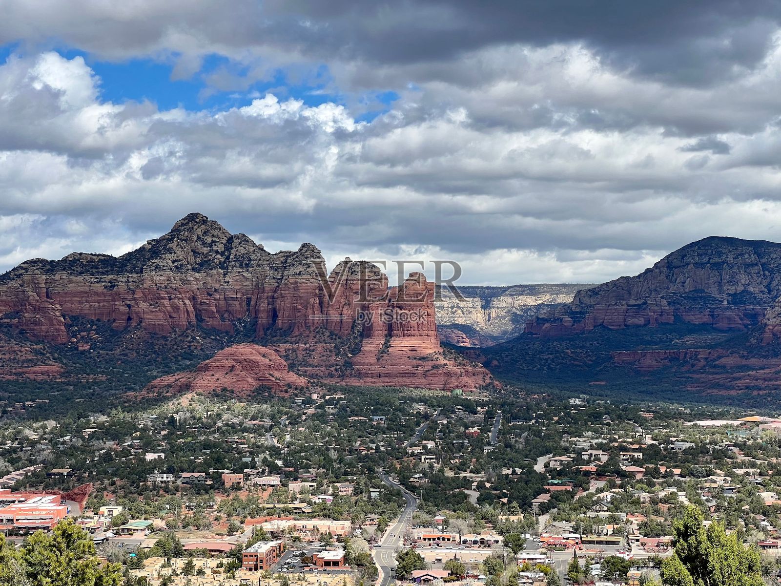 亚利桑那州塞多纳市的红岩山脉风景城市景观照片摄影图片