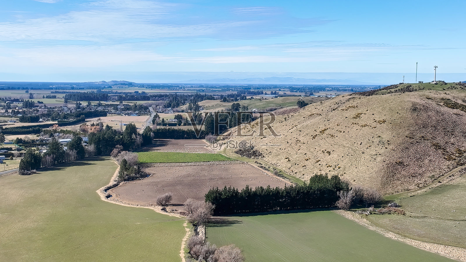 从空中俯瞰开车穿过斯普林菲尔德的农业乡村照片摄影图片