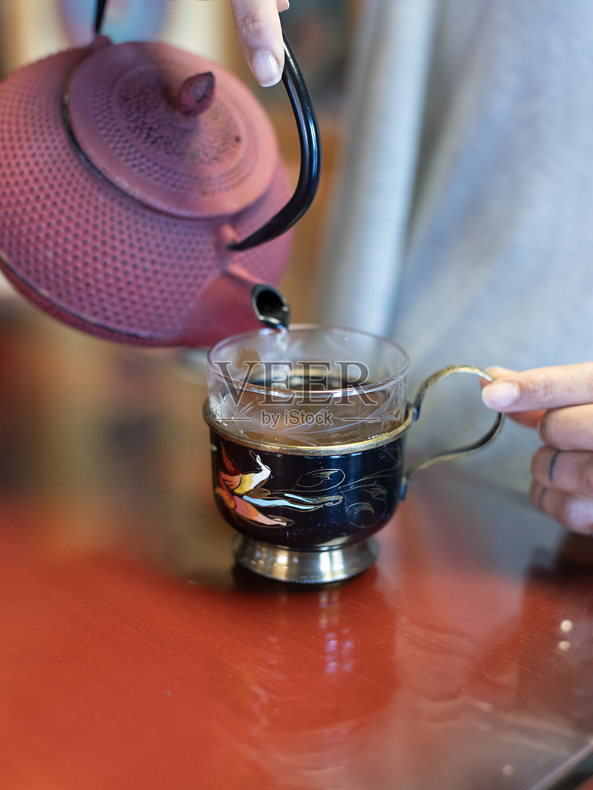 倒茶照片摄影图片