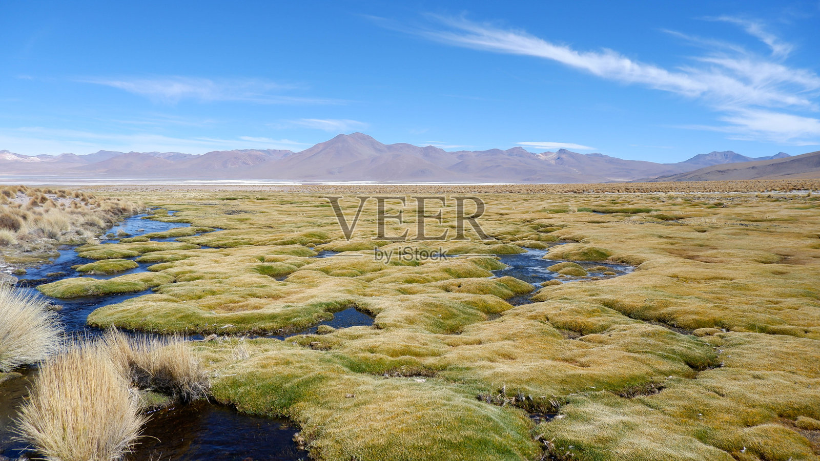 玻利维亚爱德华多·阿巴罗国家保护区的沙漠景观与多彩天空照片摄影图片