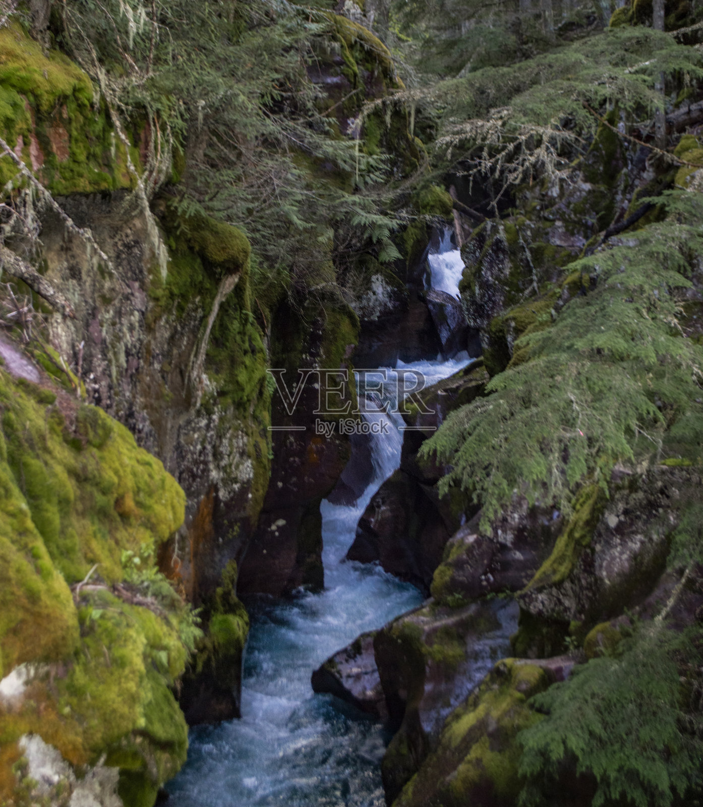 流动的瀑布照片摄影图片