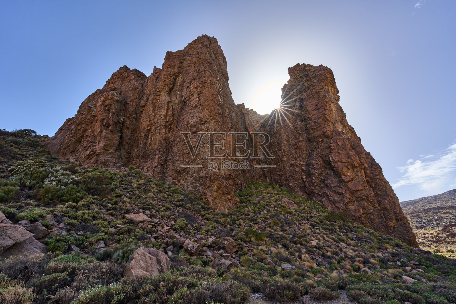 阳光照耀下的乌坎卡火山悬崖照片摄影图片