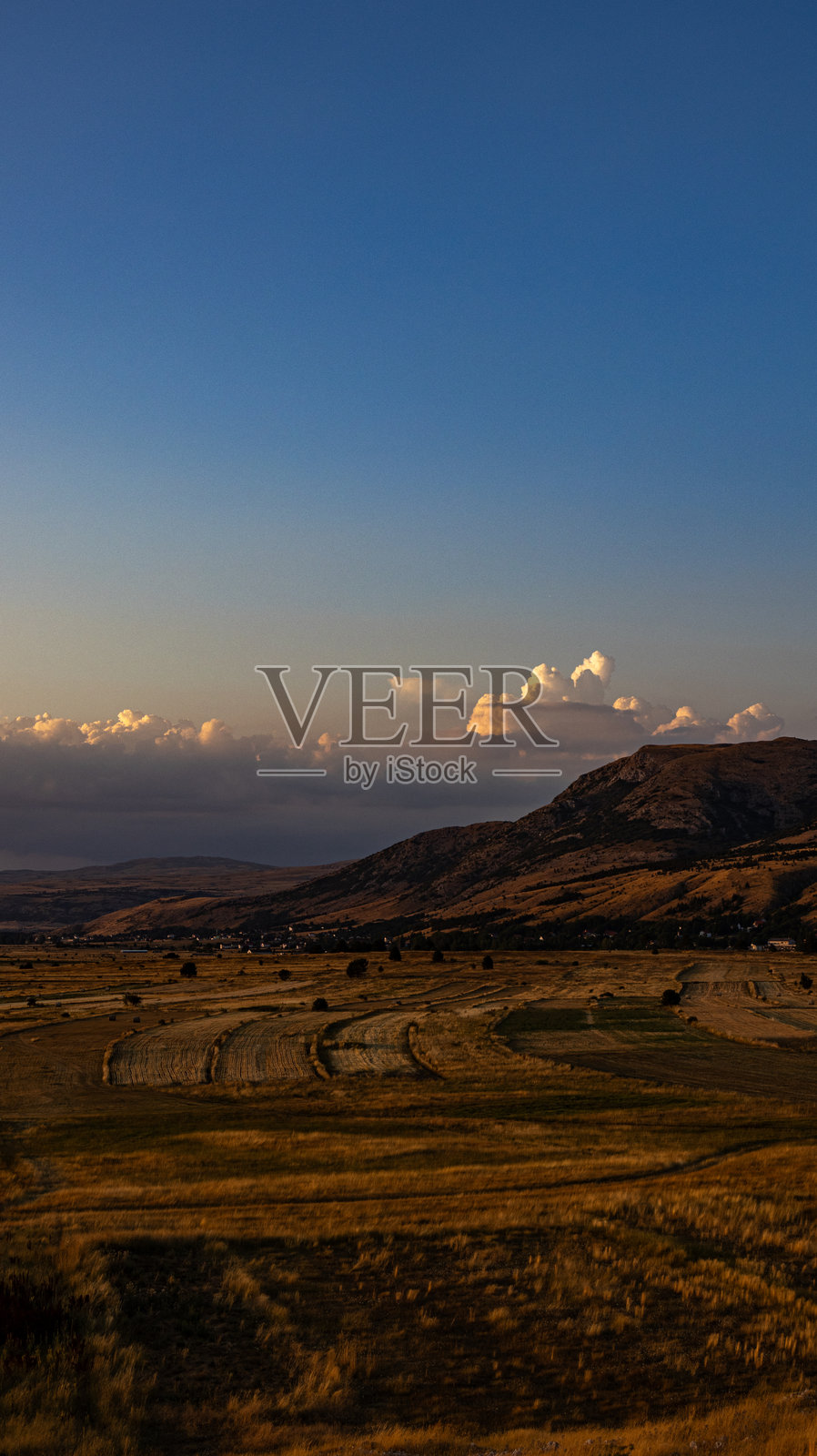 有教堂塔楼的山村照片摄影图片