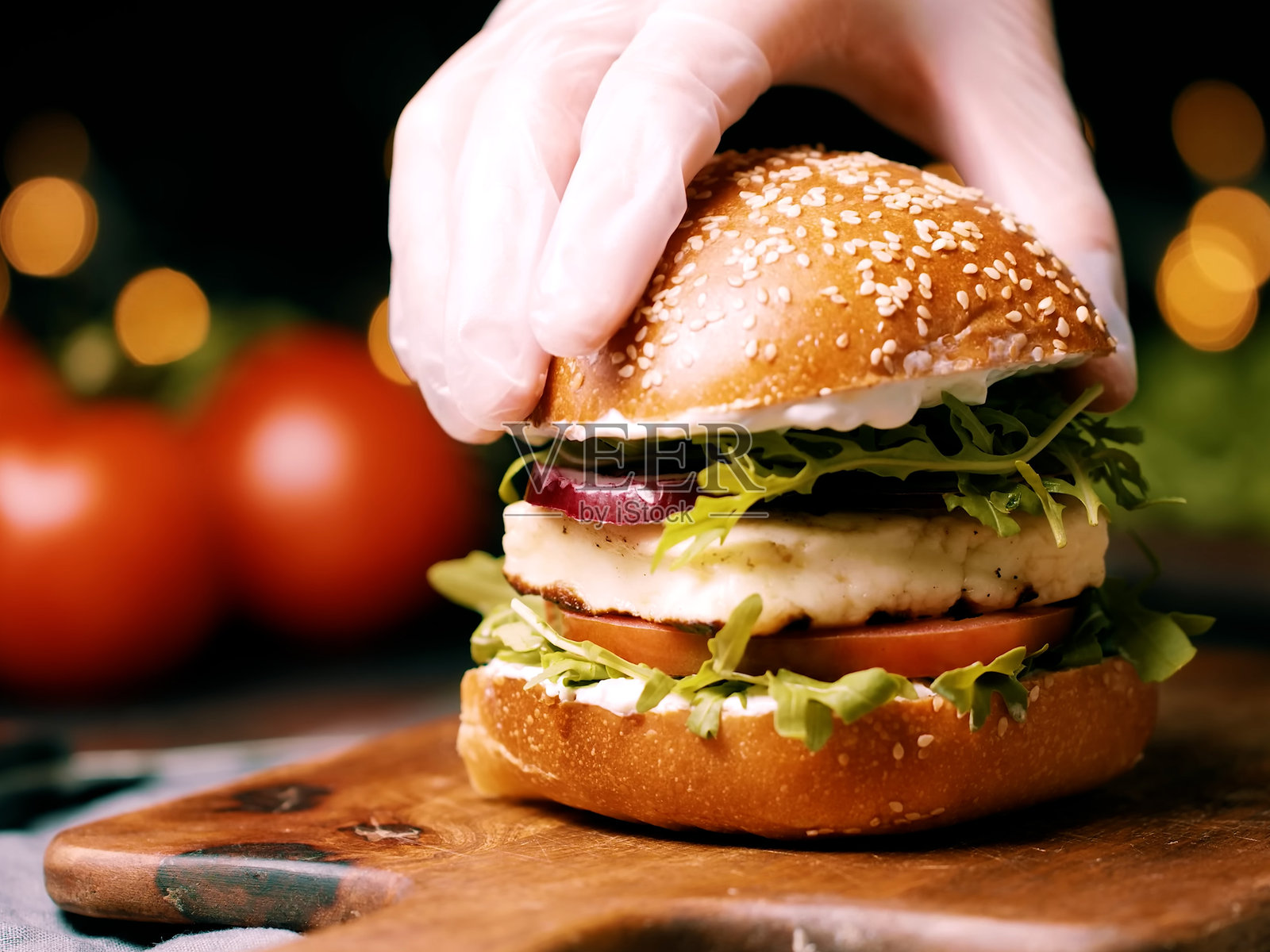 准备好的手工牛肉汉堡，厨师手中服务过程，汉堡配肉和奶酪，餐厅特写照片摄影图片