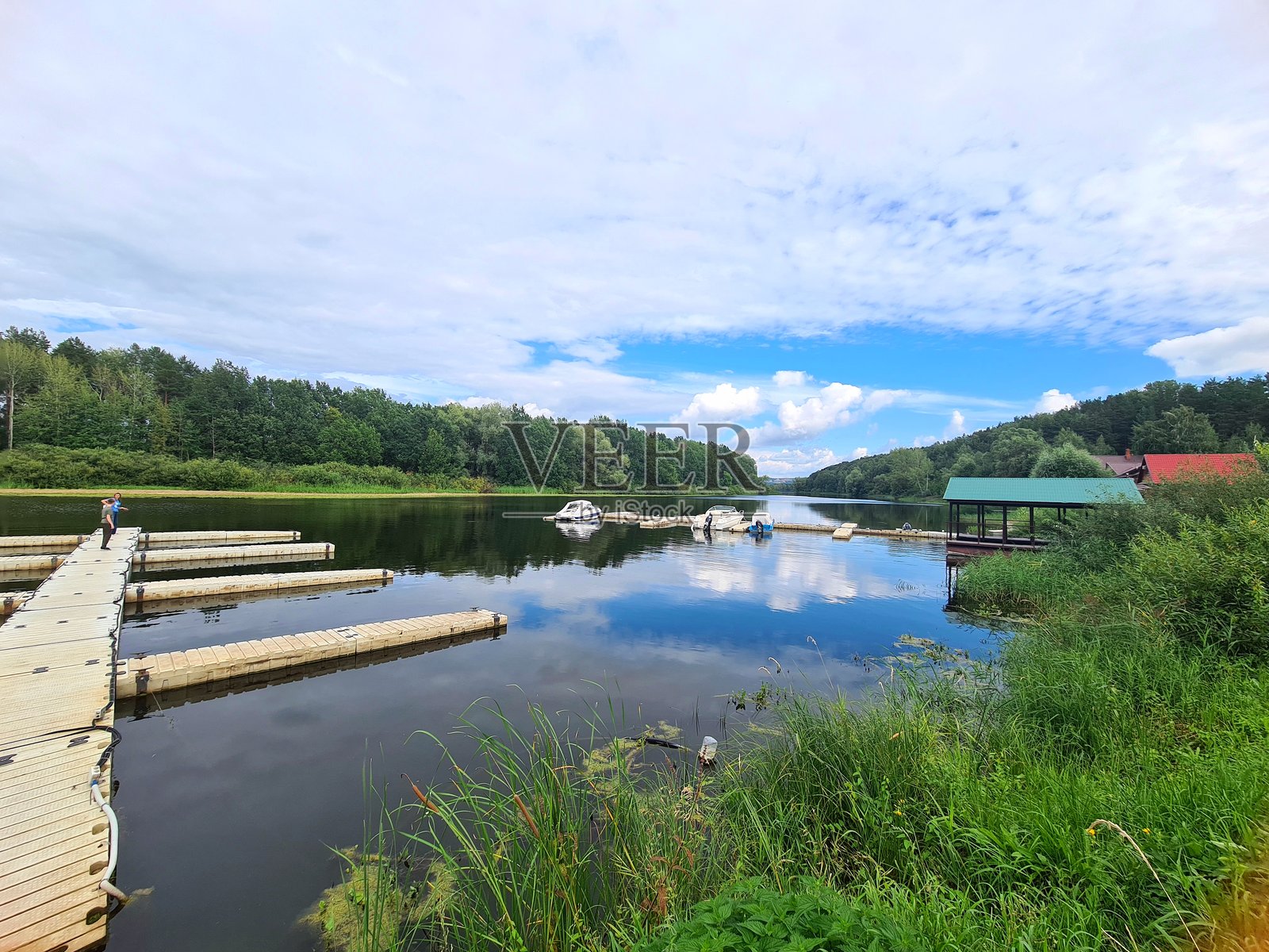 一个位于山丘之间宁静海湾的小码头照片摄影图片