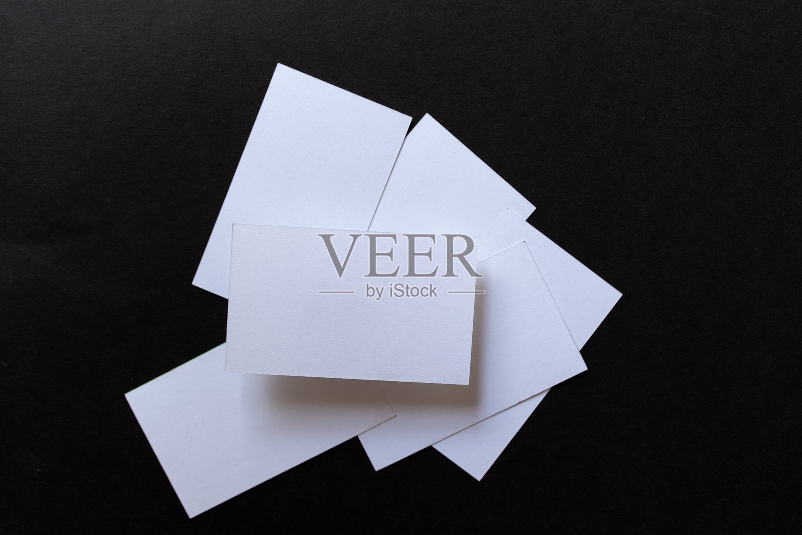 黑色背景上的白色卡片照片摄影图片
