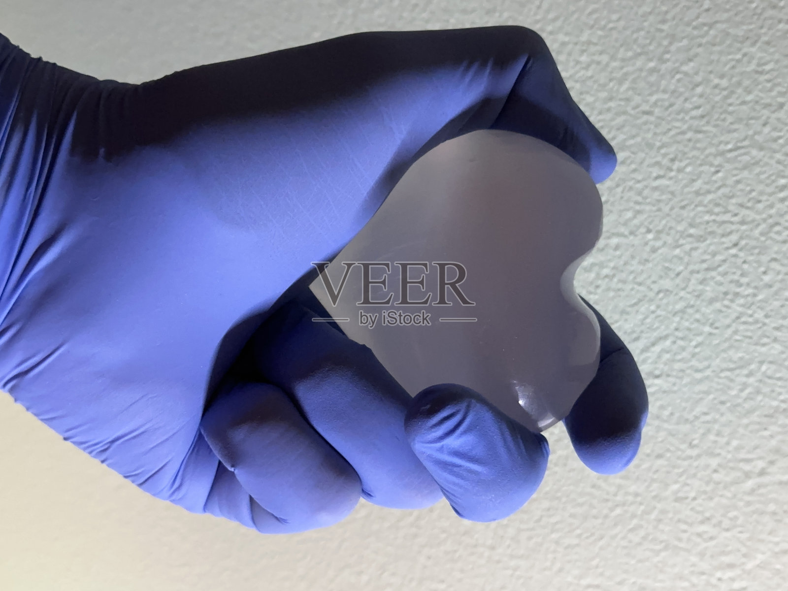 手套手持心形岩石水晶墙照片摄影图片