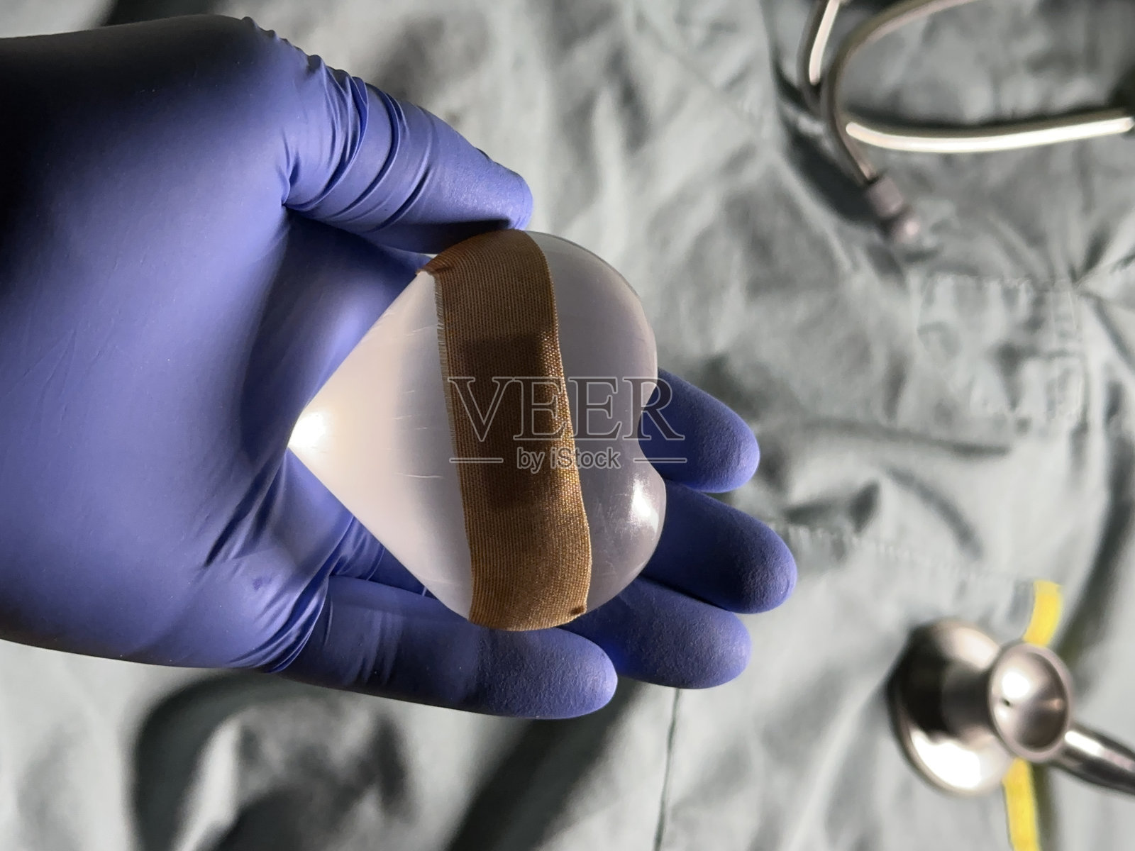 手持绷带心形石的医护人员照片摄影图片