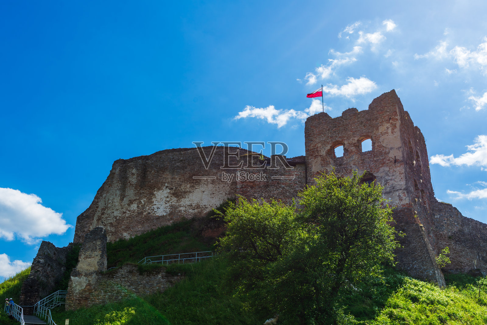 切尔什廷城堡遗址与波兰国旗照片摄影图片