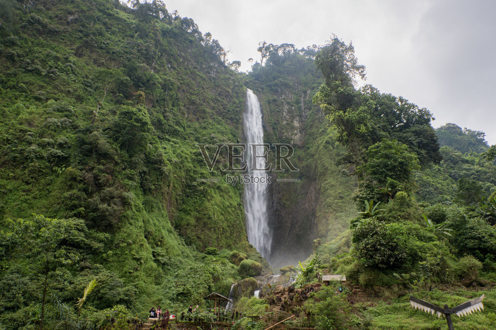 印尼西爪哇省吉安朱尔的奇坦布尔瀑布美丽景观照片摄影图片