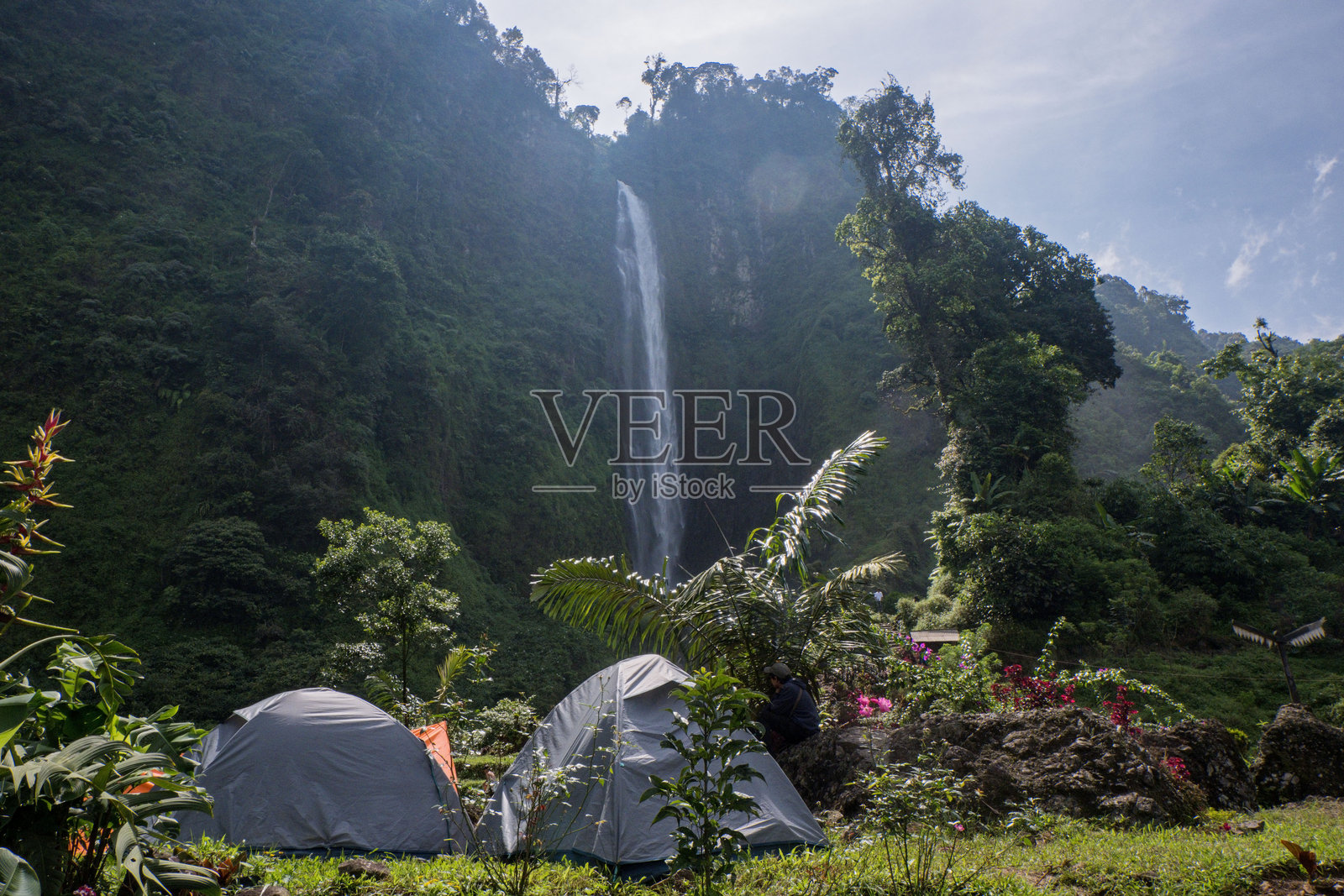 印尼西爪哇省吉安朱尔的奇坦布尔瀑布美丽景观照片摄影图片
