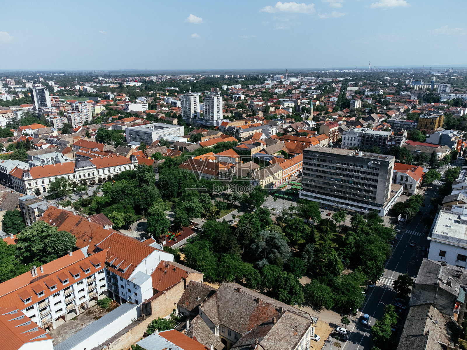 塞尔维亚小镇的鸟瞰图。潘切沃。西欧。照片摄影图片