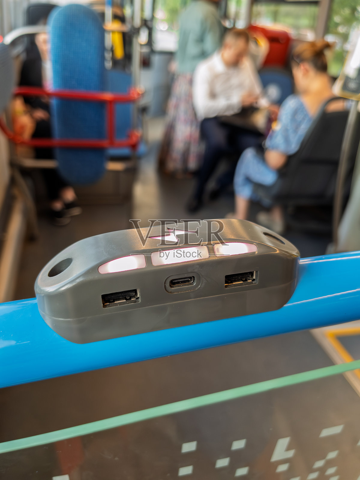 公共汽车上的USB充电站为旅行者提供服务照片摄影图片