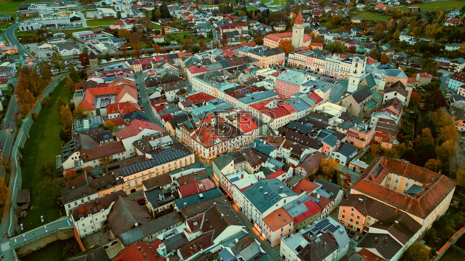 奥地利弗赖施塔特老城区的鸟瞰图照片摄影图片