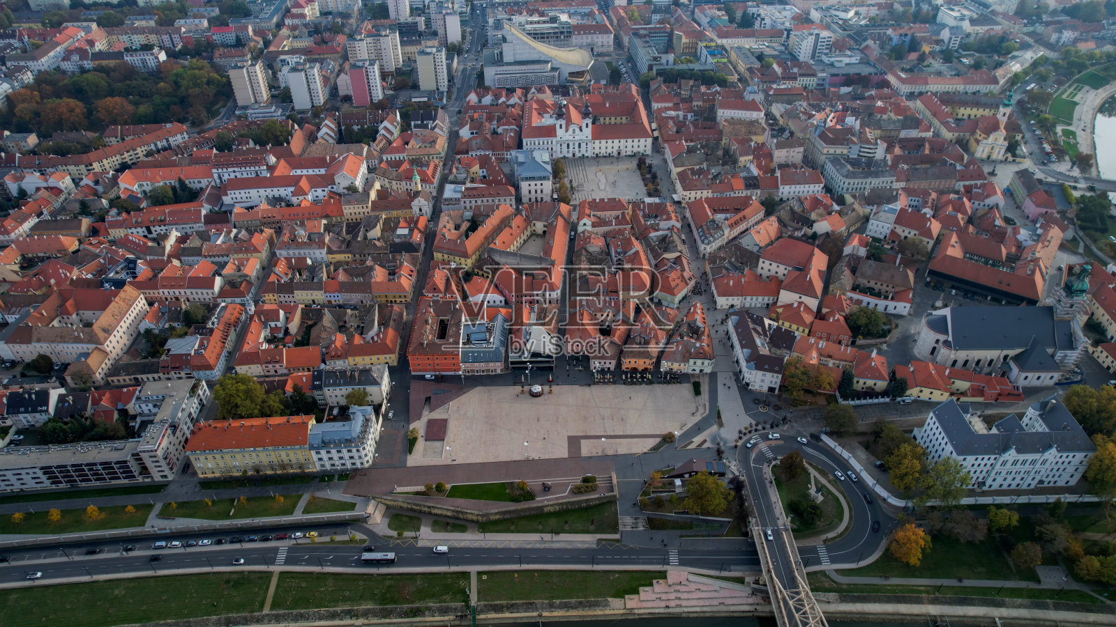 匈牙利吉尔市中心的鸟瞰图照片摄影图片