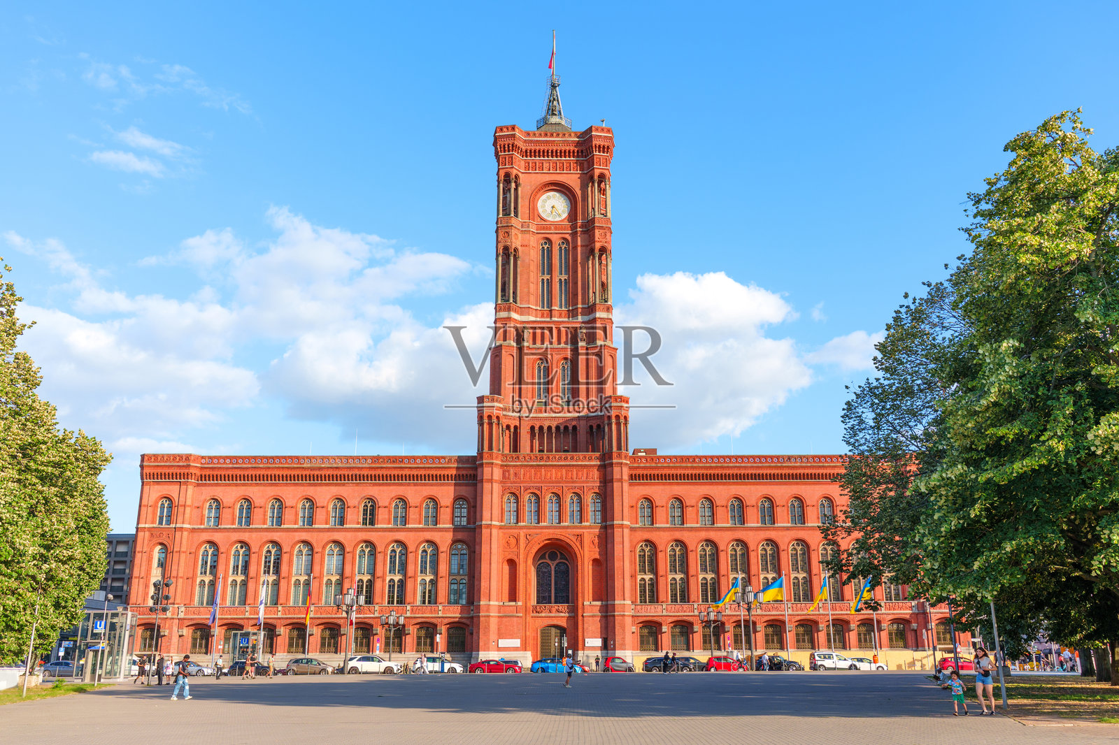 柏林红色市政厅在晴朗的蓝天下照片摄影图片