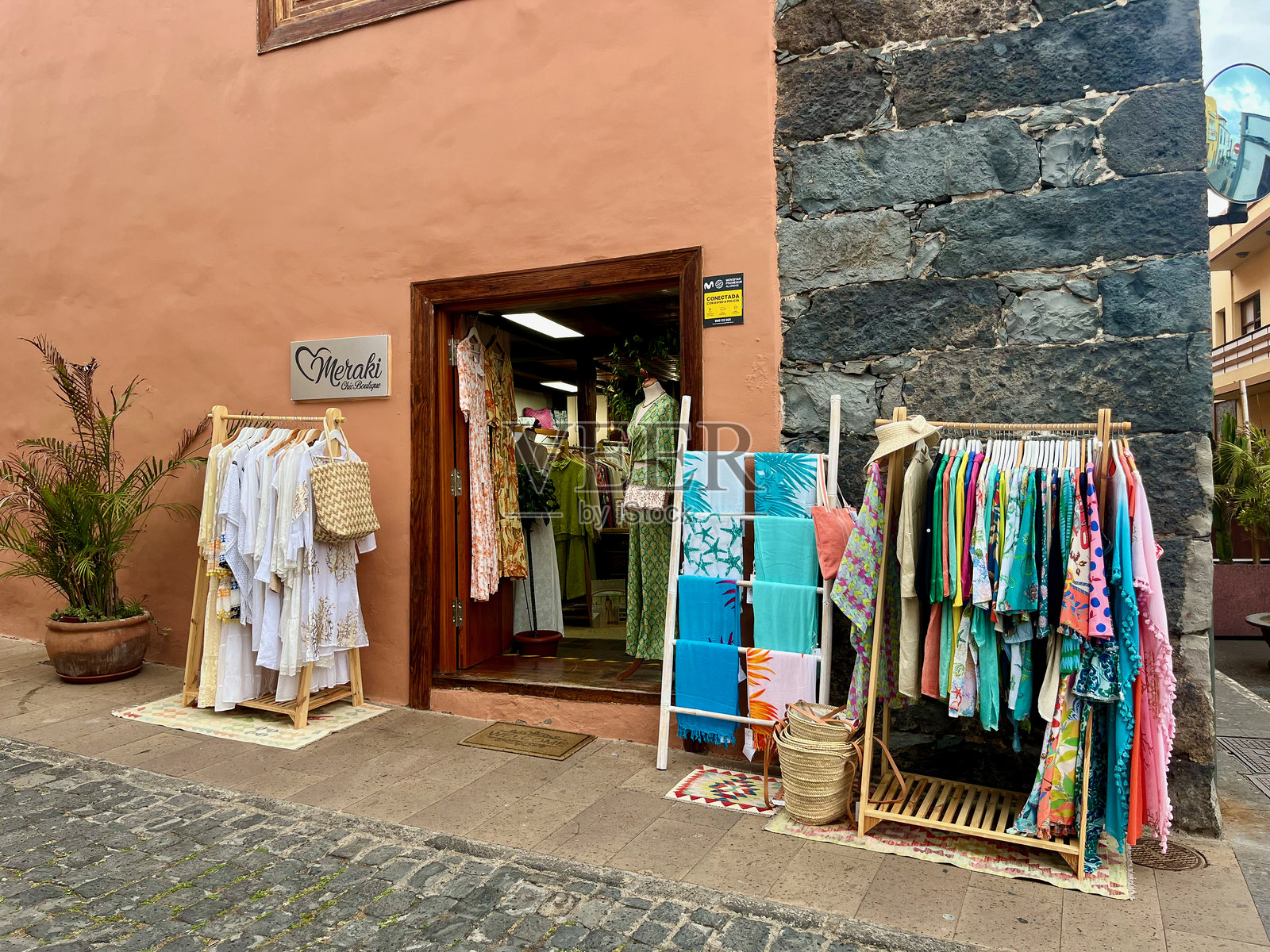 加拉奇科，特内里费，西班牙 - 2024年5月15日：城市历史中心的波西米亚风格服装店照片摄影图片