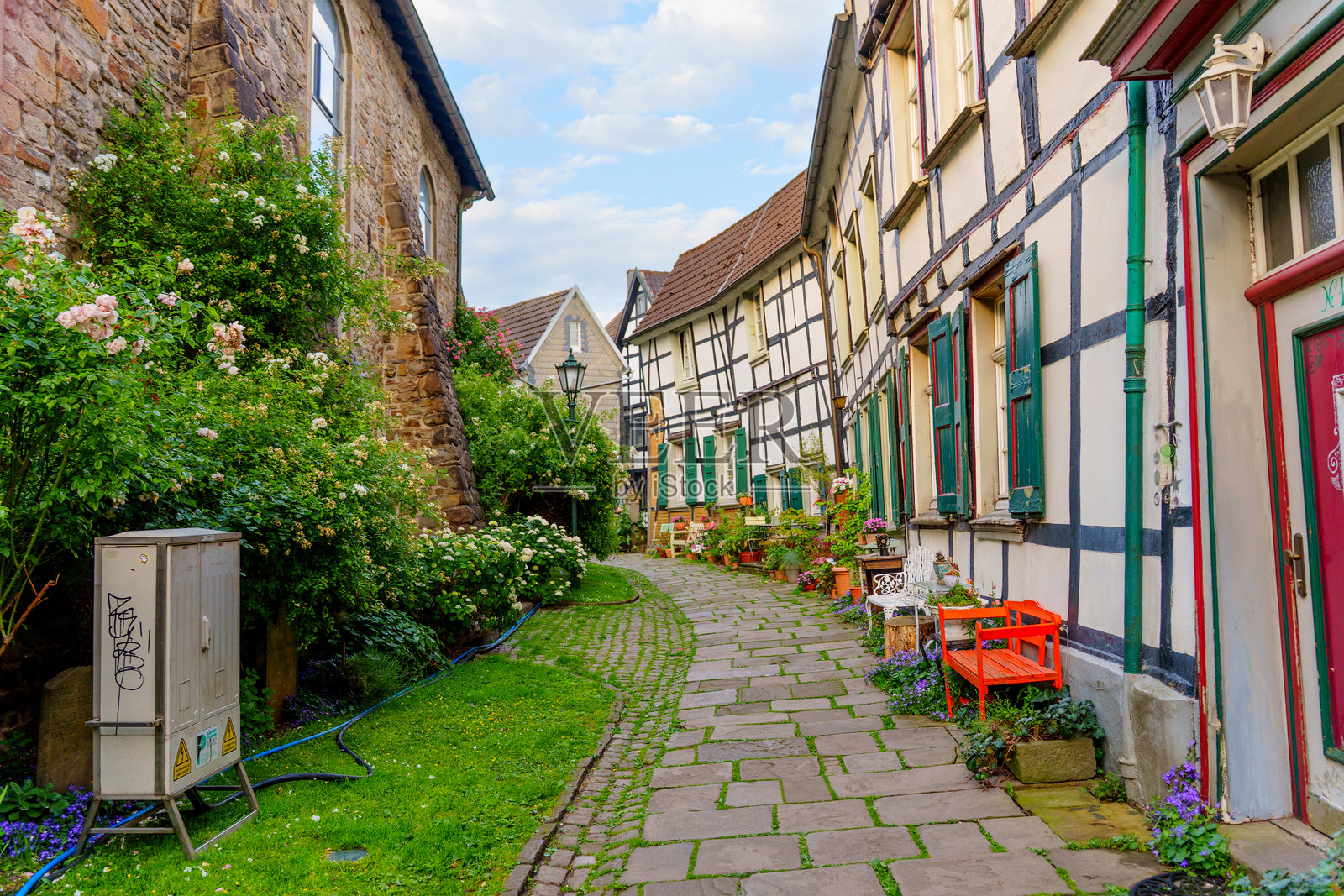 德国哈廷根迷人的鹅卵石街道与半木结构房屋照片摄影图片