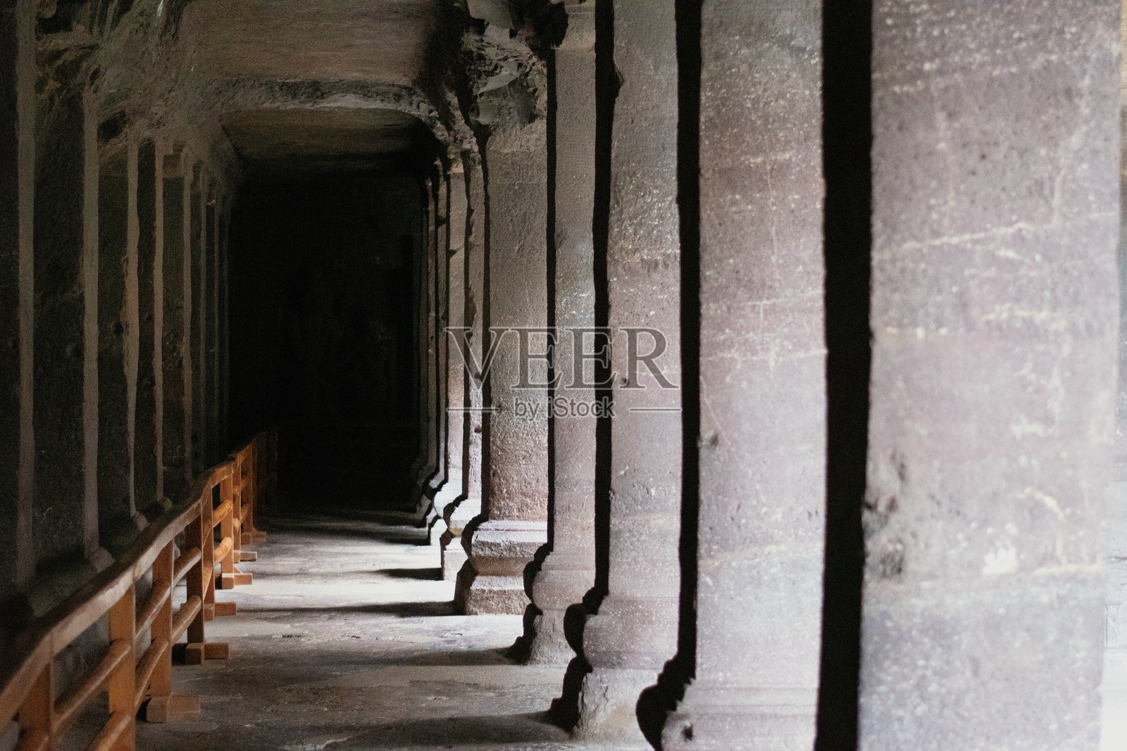 埃洛拉石窟的凯拉沙寺石柱走廊，马哈拉施特拉州照片摄影图片