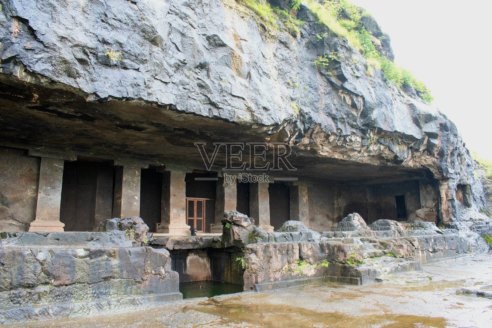 埃洛拉洞穴27号前视图,岩石雕刻的柱廊,印度马哈拉施特拉州照片摄影图片