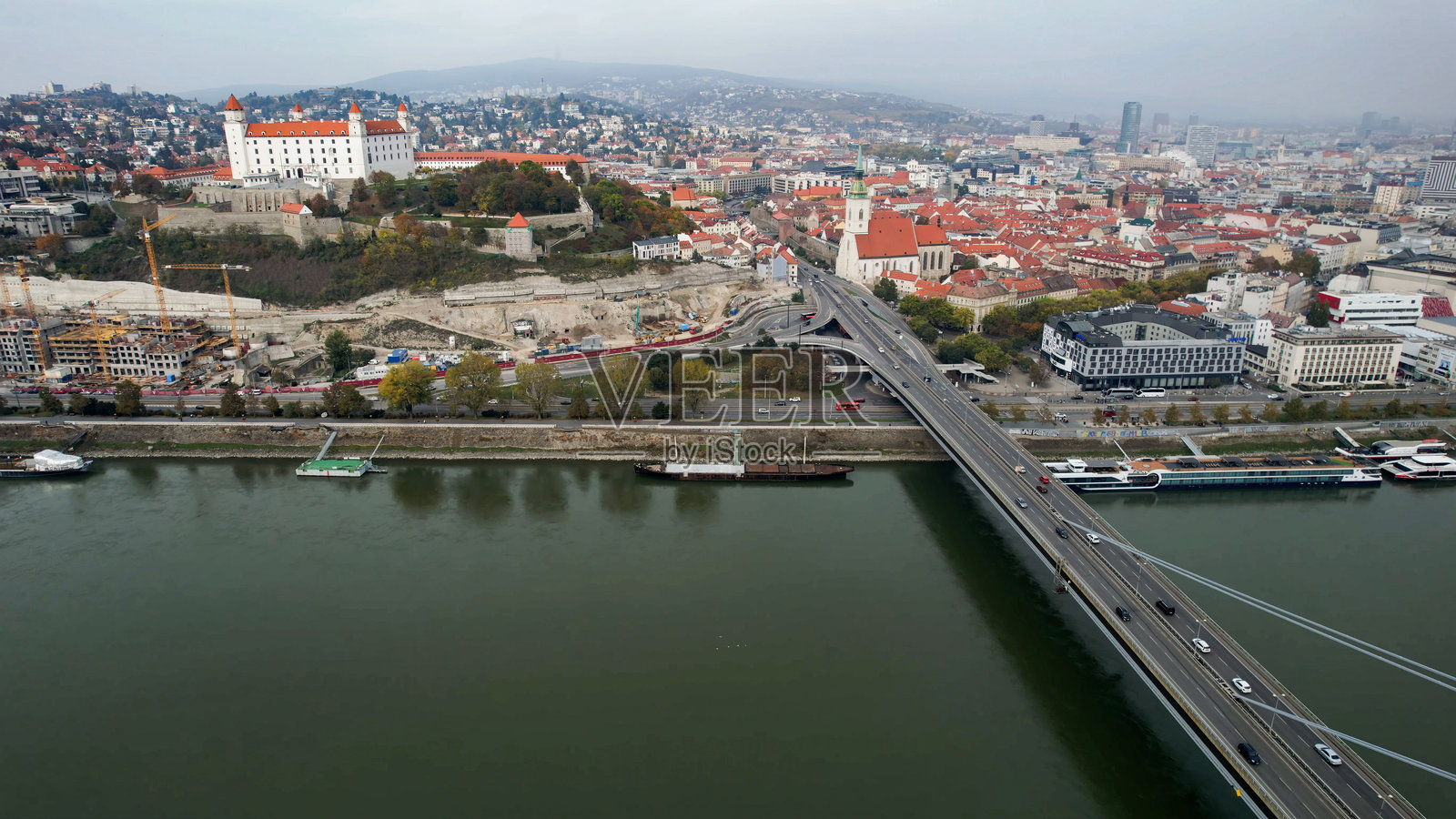 斯洛伐克布拉迪斯拉发老城区的阳光明媚的鸟瞰图照片摄影图片