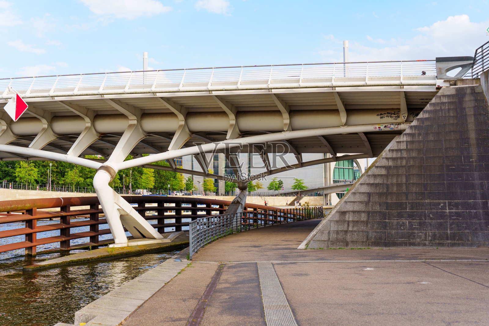 现代桥梁结构横跨柏林水道，背景为城市风景照片摄影图片