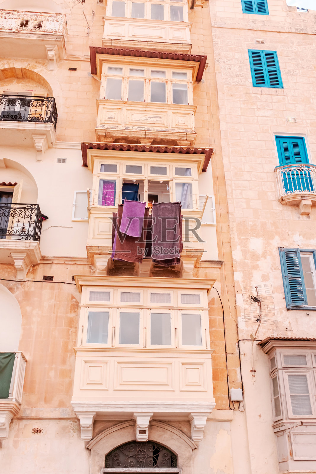 马耳他的多彩城市景观。照片摄影图片