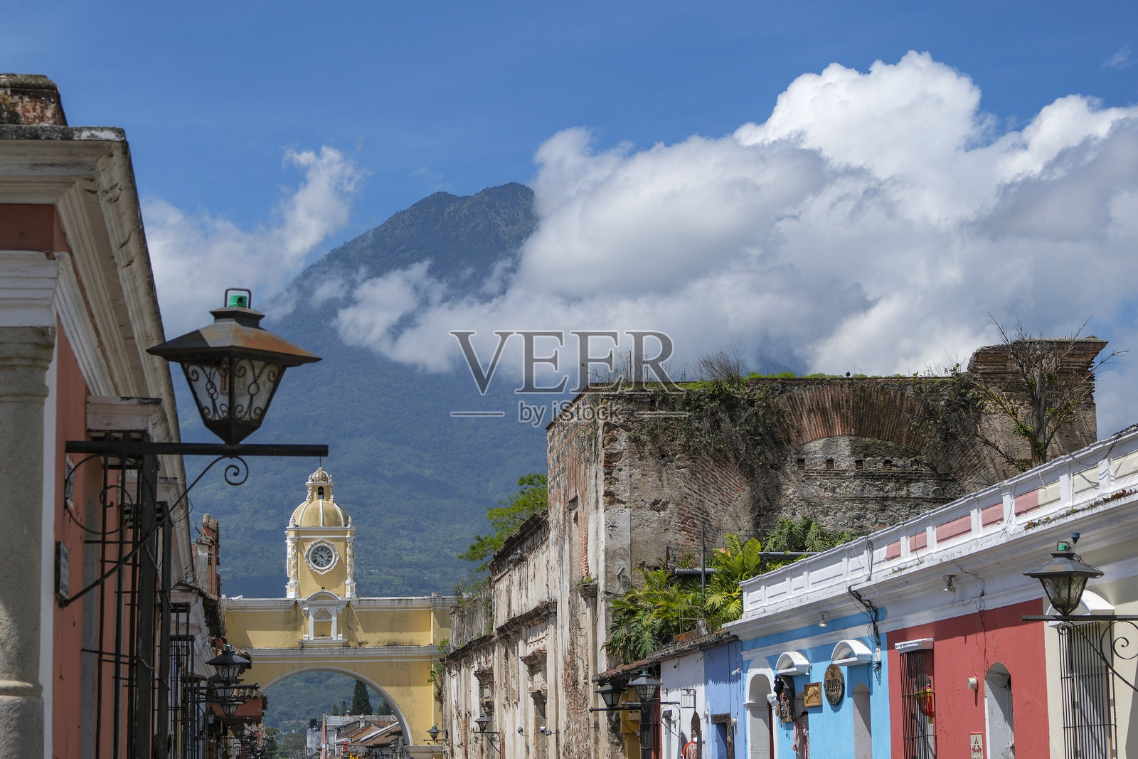 危地马拉萨卡特佩克斯安提瓜的圣卡塔利娜拱门照片摄影图片