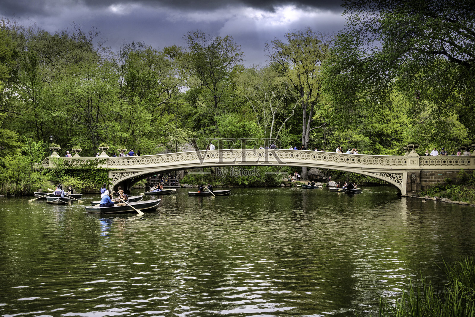 中央公园曼哈顿的弓桥划船者和散步者照片摄影图片