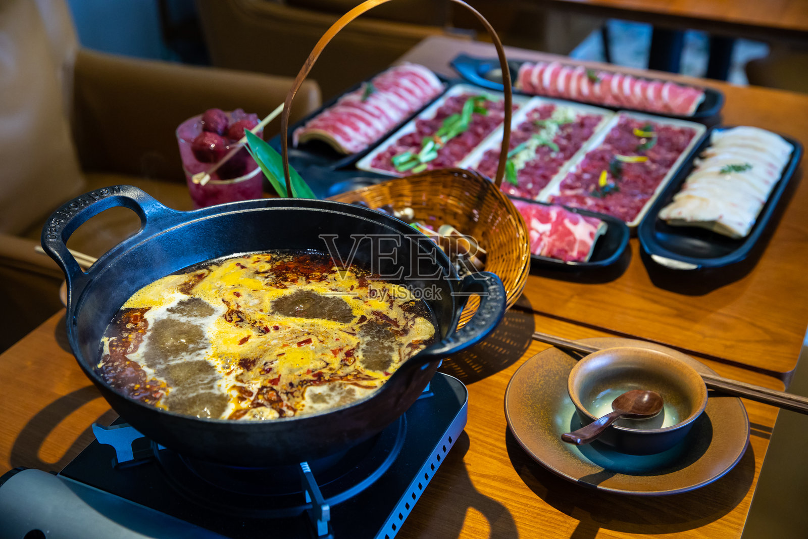 一桌满是火锅配菜和沸腾的火锅照片摄影图片