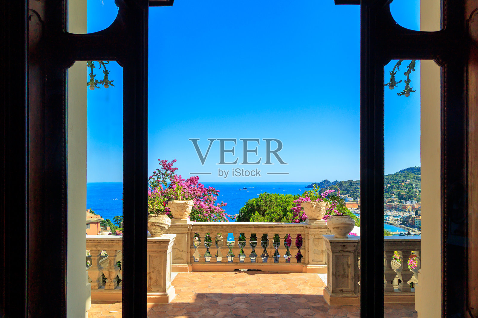 从窗户看圣马尔盖丽塔利古雷的海景照片摄影图片