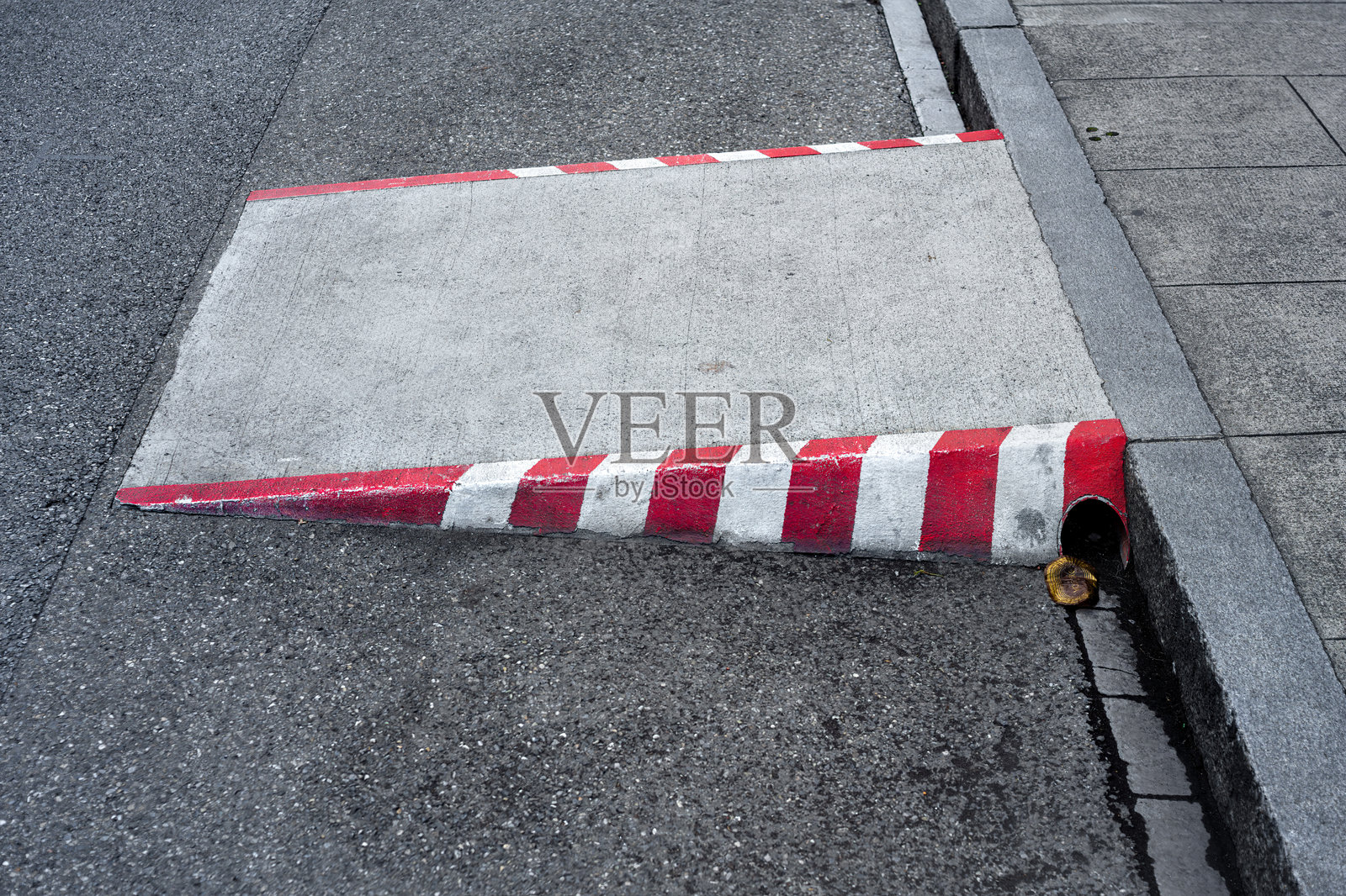 街角的红白条纹混凝土坡道照片摄影图片