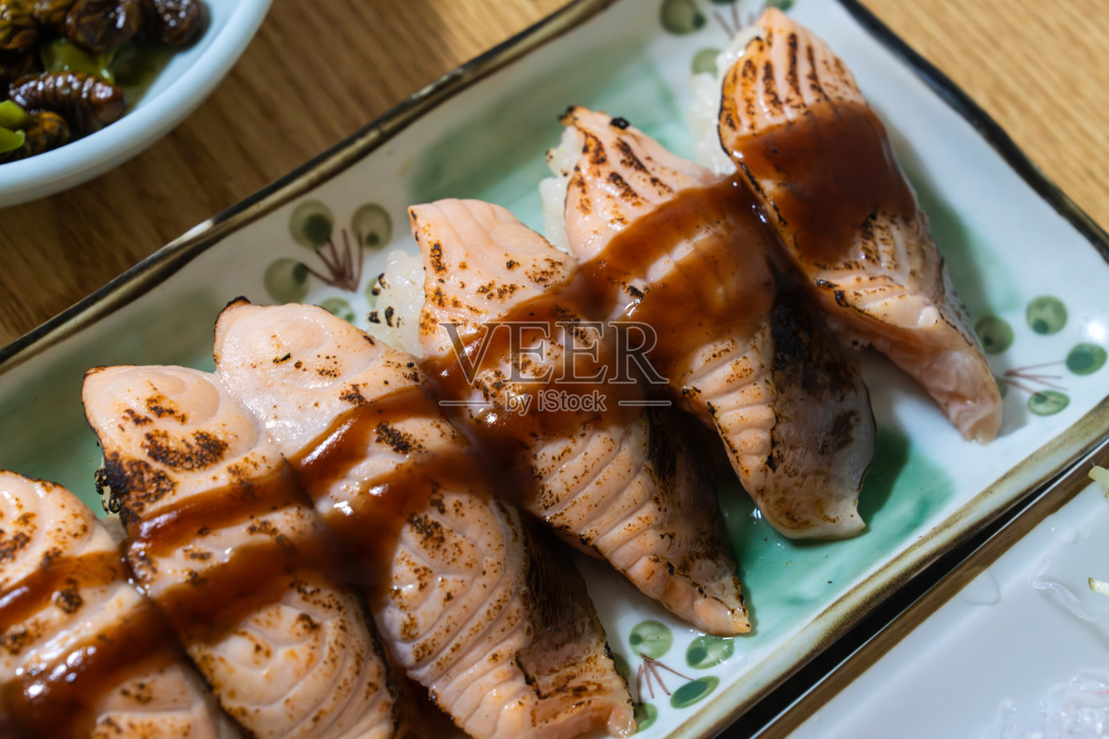 烤三文鱼握寿司照片摄影图片