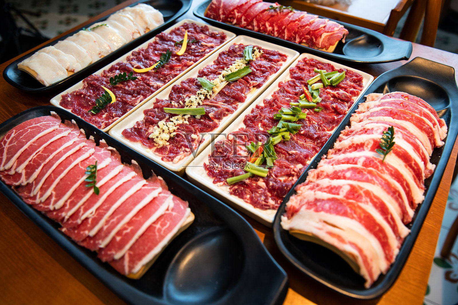 盘子上的生牛肉薄片照片摄影图片