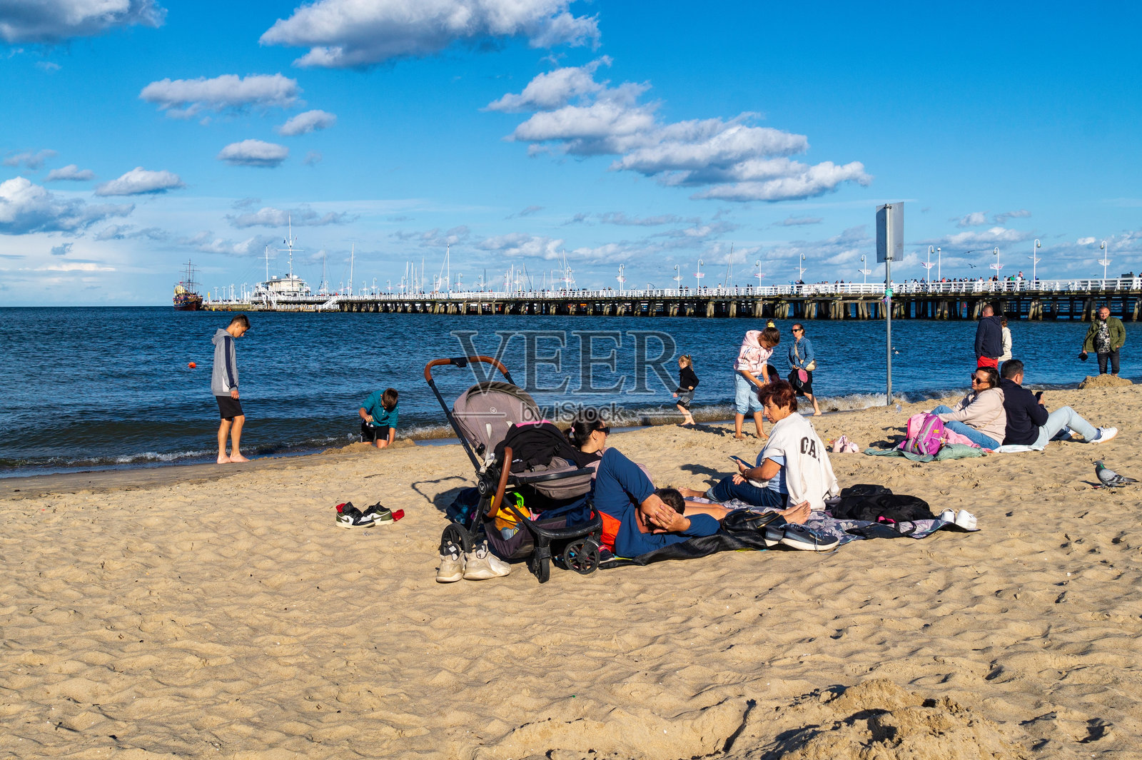 索波特阳光明媚的沙滩和休息的人们照片摄影图片