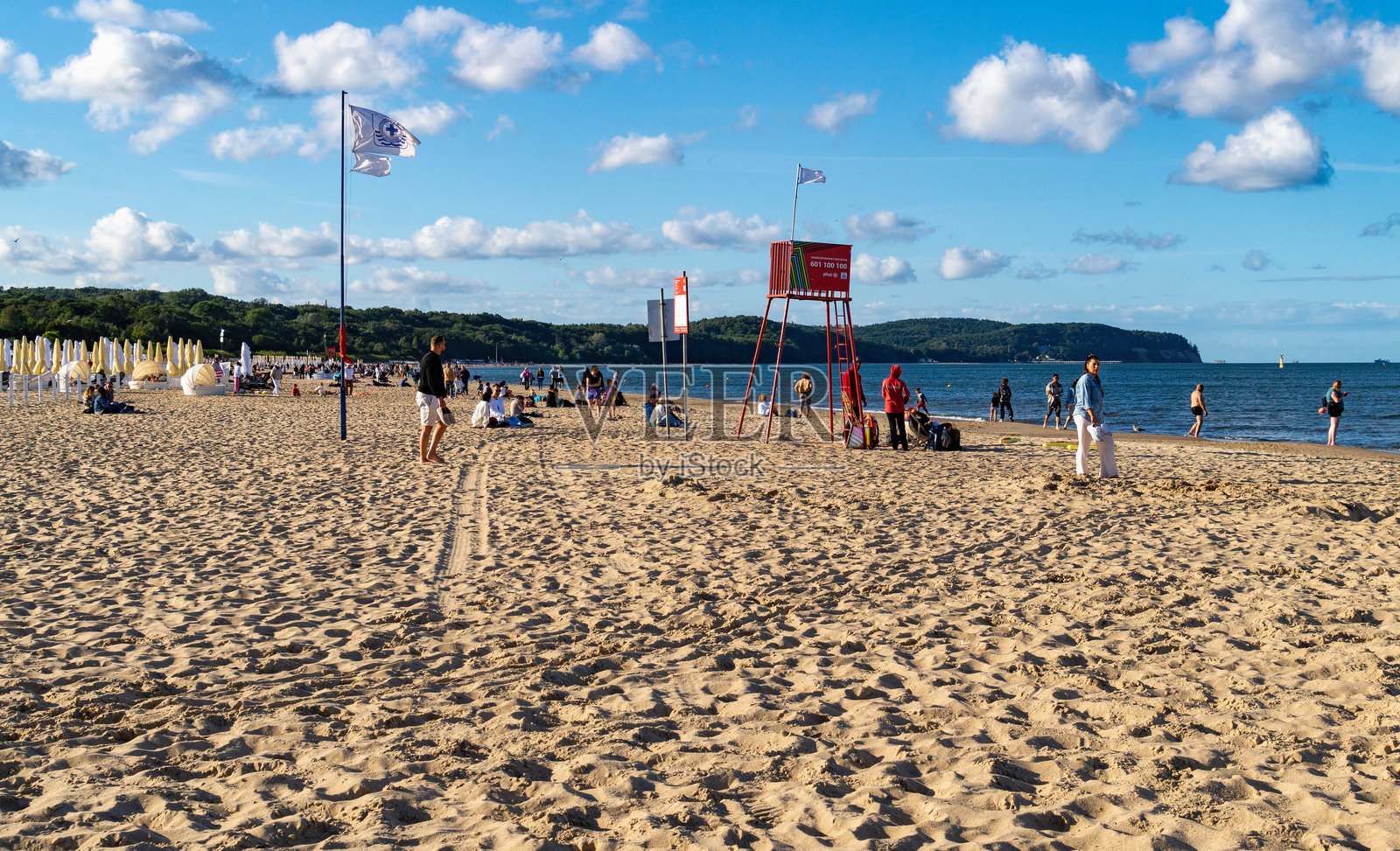 索波特阳光明媚的沙滩和休息的人们照片摄影图片