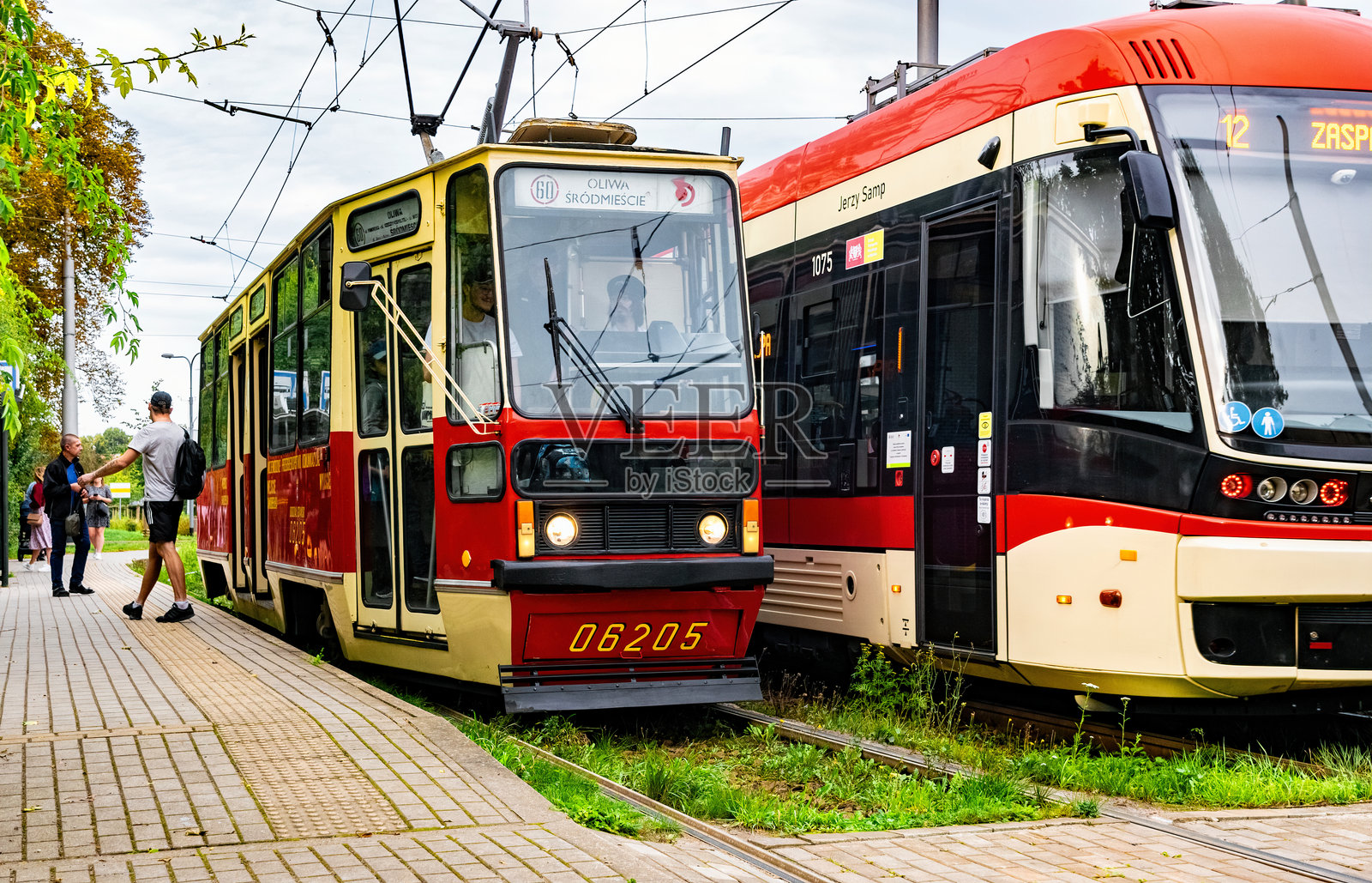 老城区街道上的电车照片摄影图片