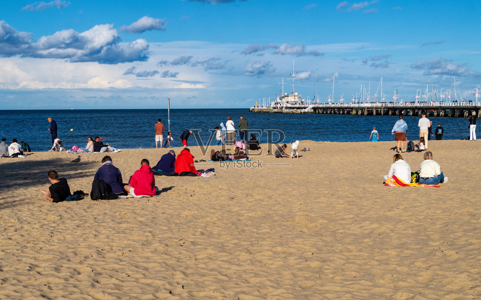 索波特的阳光沙滩和休息的人们照片摄影图片