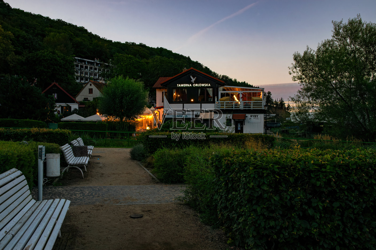 格丁尼亚奥尔沃的夏季傍晚。历史建筑和餐厅照片摄影图片