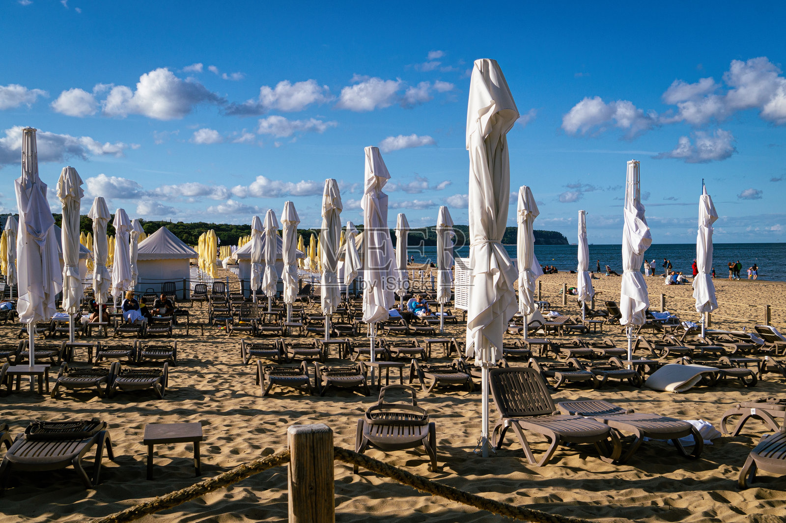 索波特阳光明媚的沙滩和休息的人们照片摄影图片