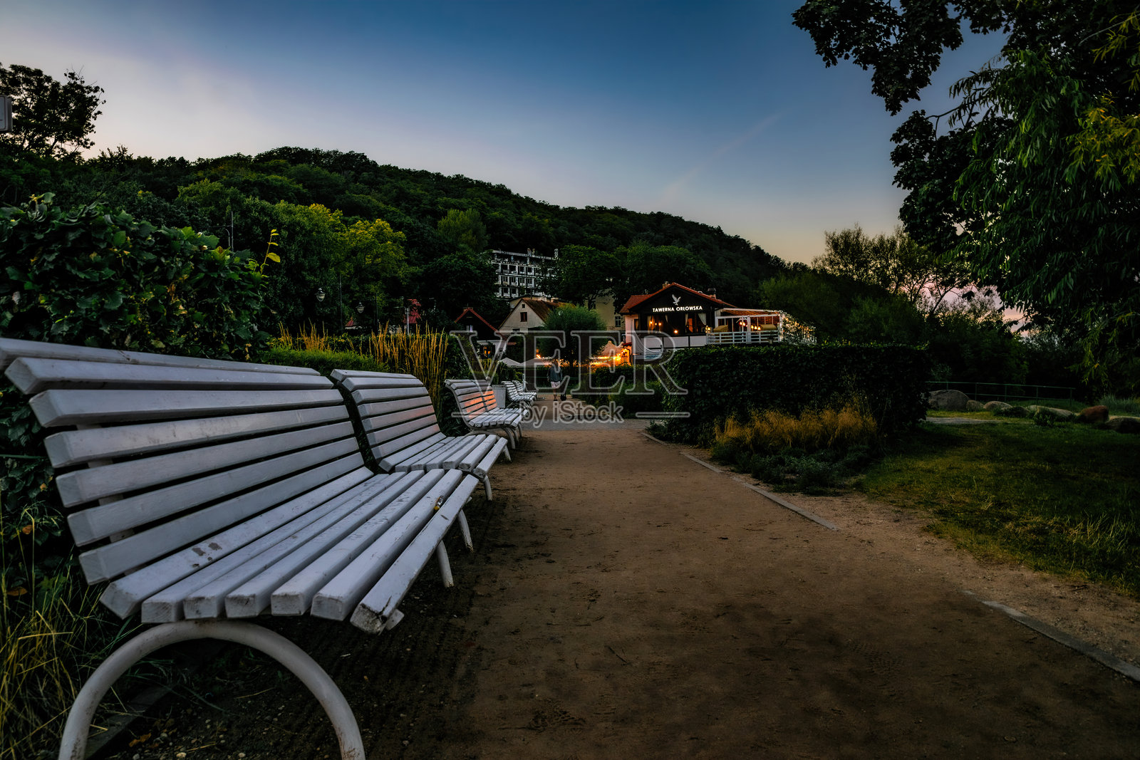 格丁尼亚奥尔沃的夏季傍晚。历史建筑和餐厅照片摄影图片