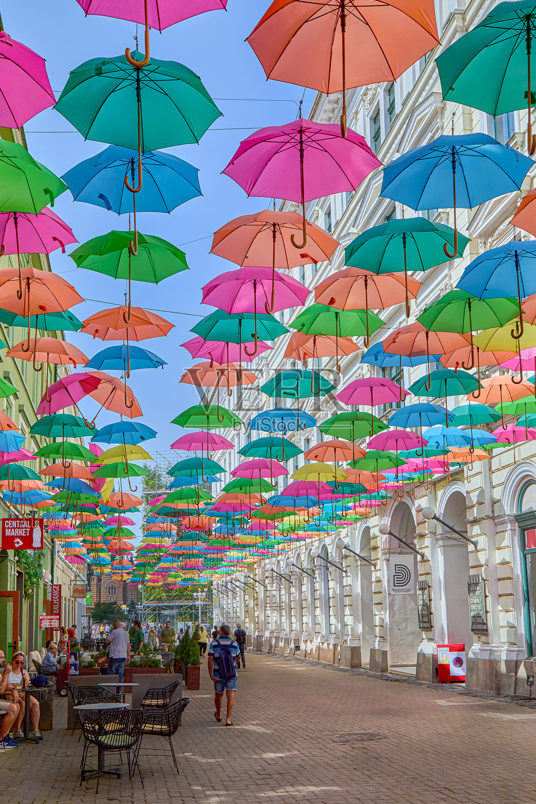 五彩缤纷的伞悬挂在街道上，特别是在花卉节等节日期间，将公共空间转变为充满活力的艺术环境，蒂米什瓦拉，罗马尼亚，欧洲照片摄影图片