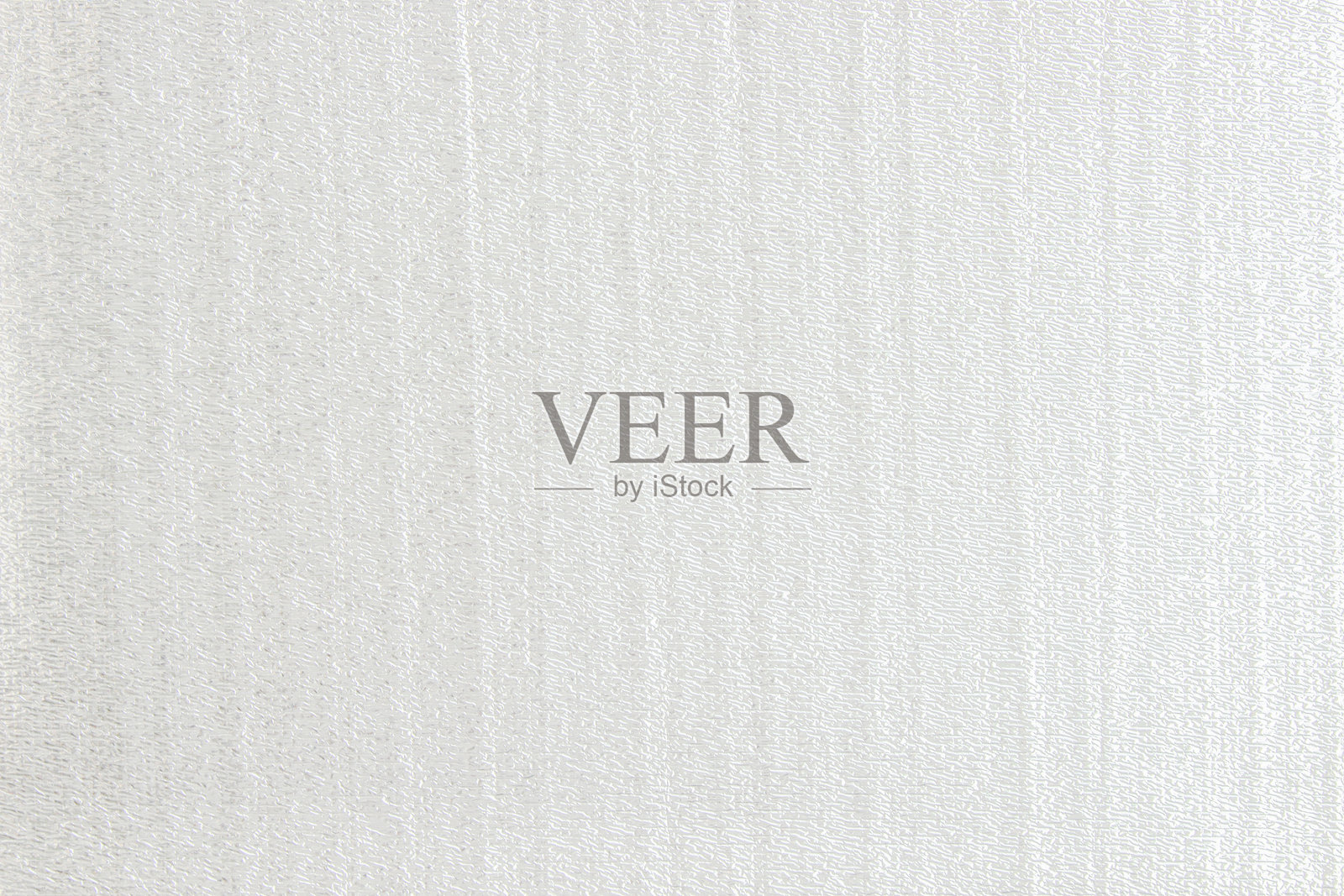 银色箔纸背景，白色背景。抽象金属效果纸箔。浅灰色铂金金属质感。灰色银色现代背景图案。渐变细腻的表面印刷设计。照片摄影图片