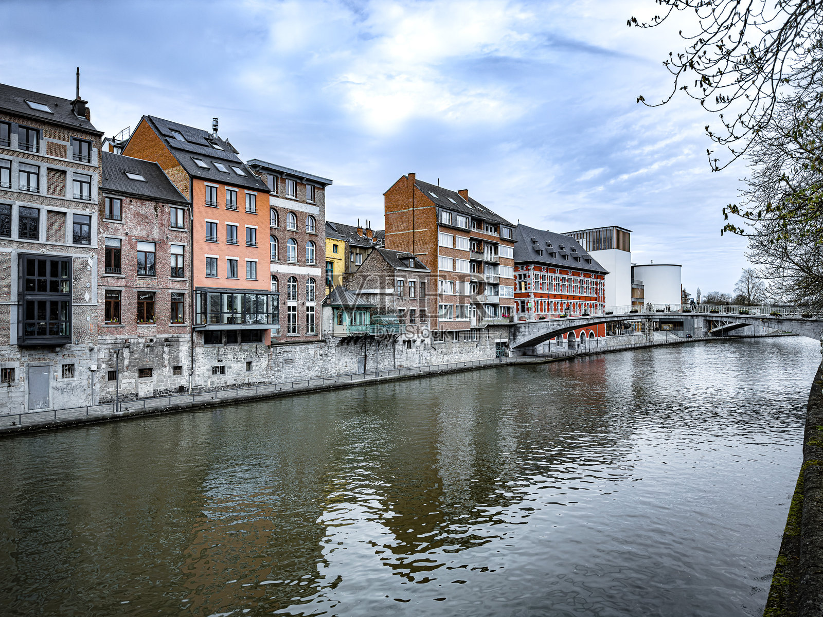 文化遗产探索：穿越纳慕尔的永恒街景照片摄影图片