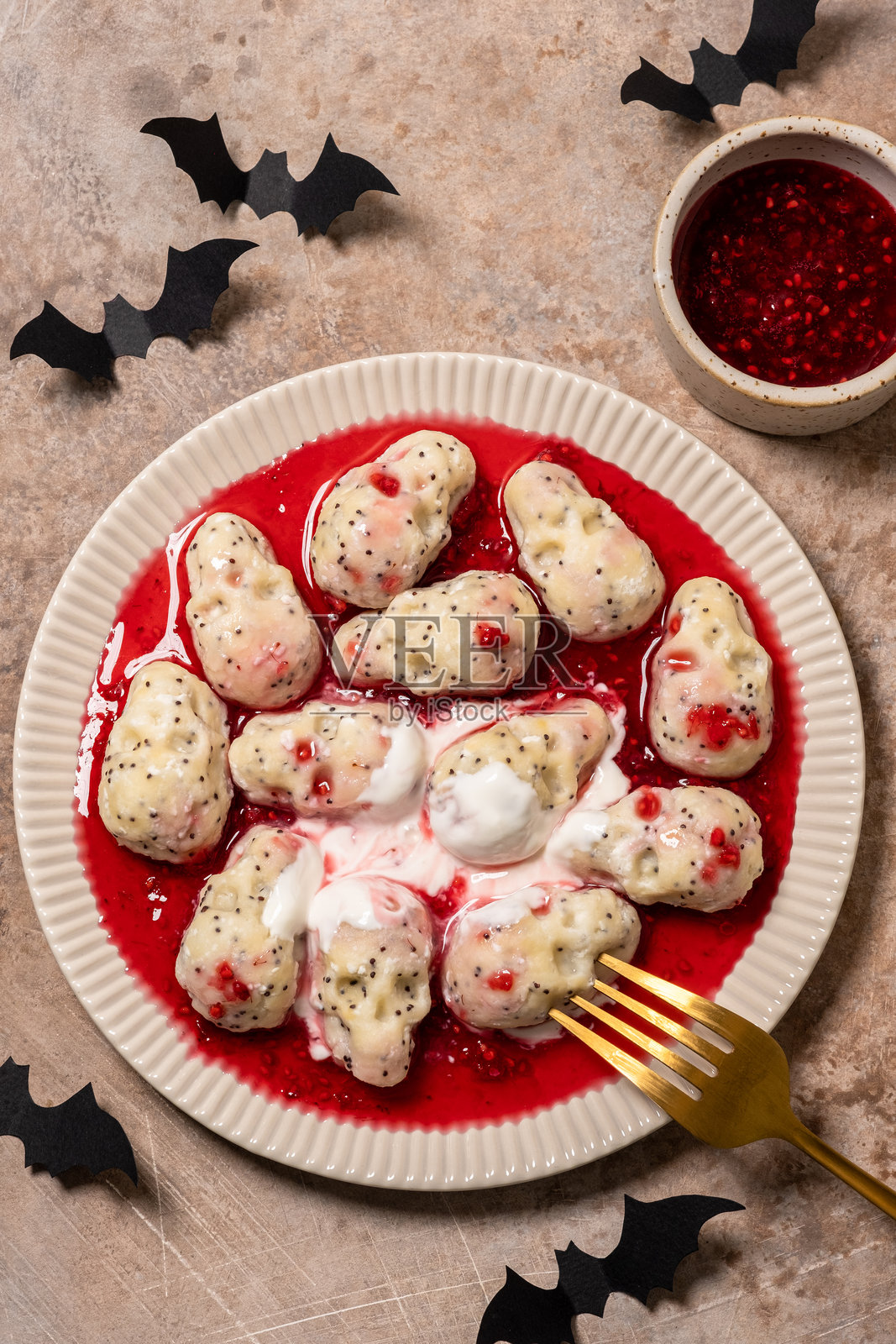 万圣节的懒人饺子配覆盆子酱照片摄影图片