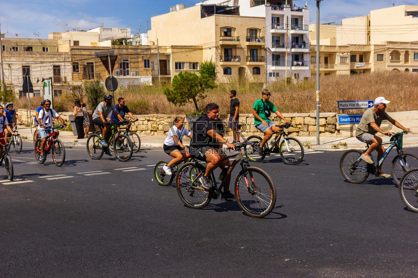 一群骑自行车的人参加色彩缤纷的城市自行车游行活动照片摄影图片