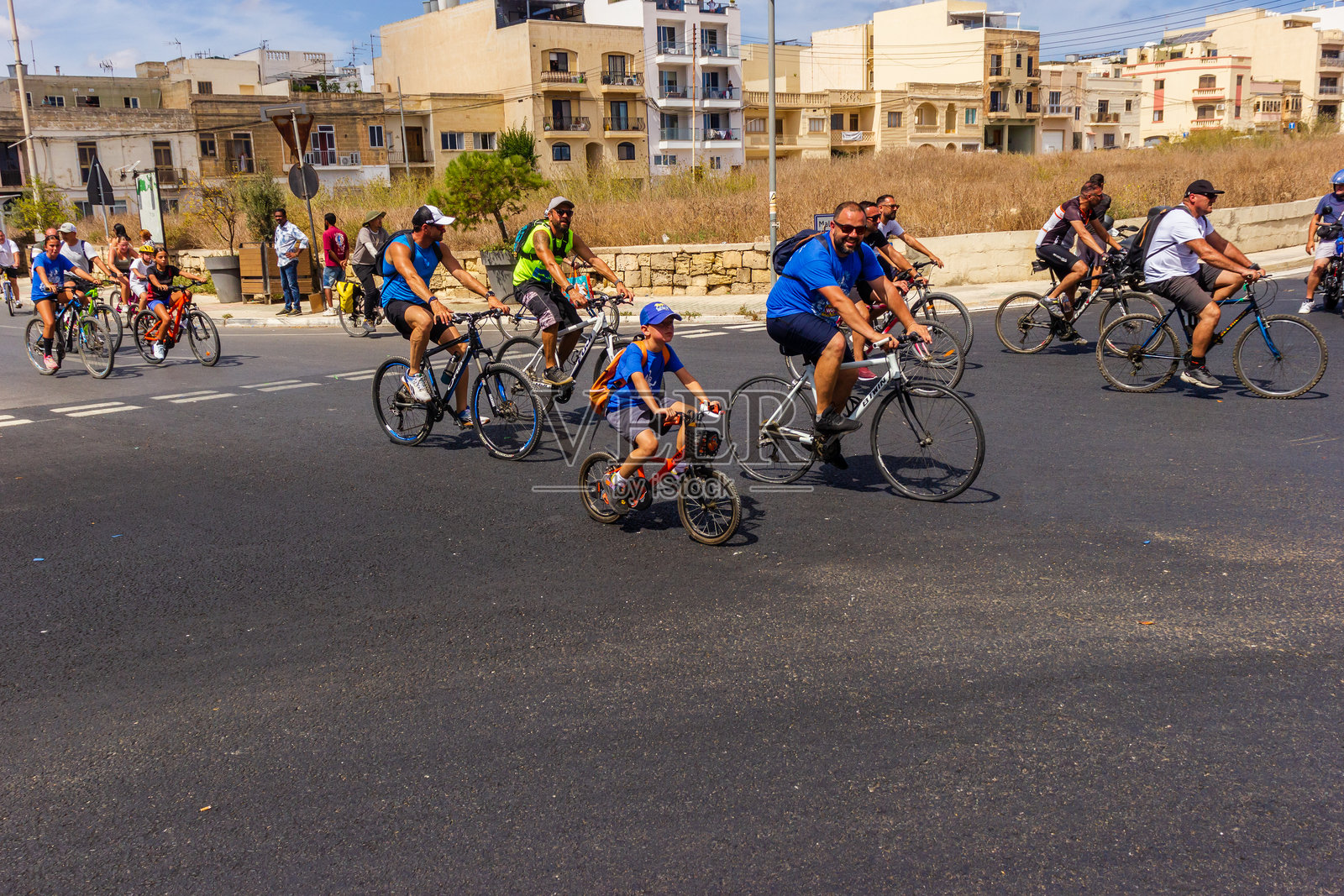 一群骑自行车的人参加色彩缤纷的城市自行车游行活动照片摄影图片