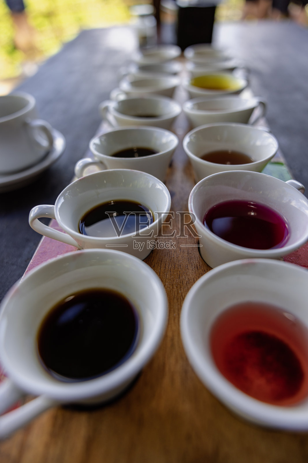巴厘岛木桌上的咖啡和茶品尝照片摄影图片