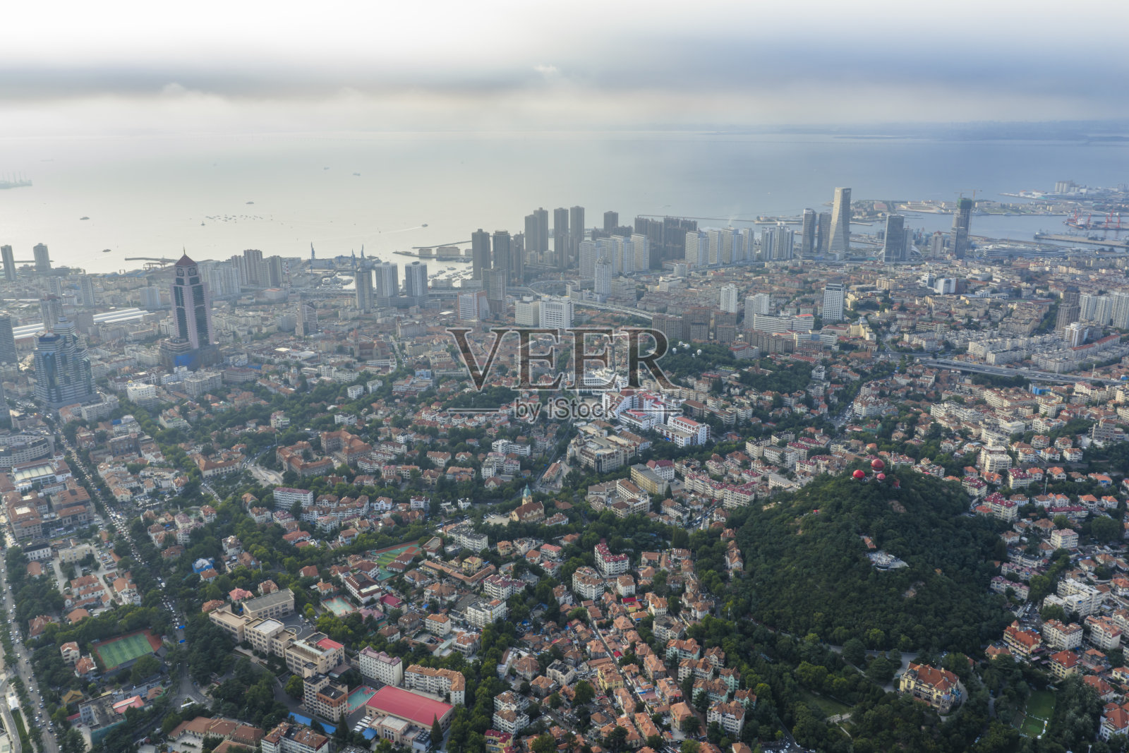 山东省青岛老城区的欧洲风格建筑航拍照片，使用无人机拍摄照片摄影图片