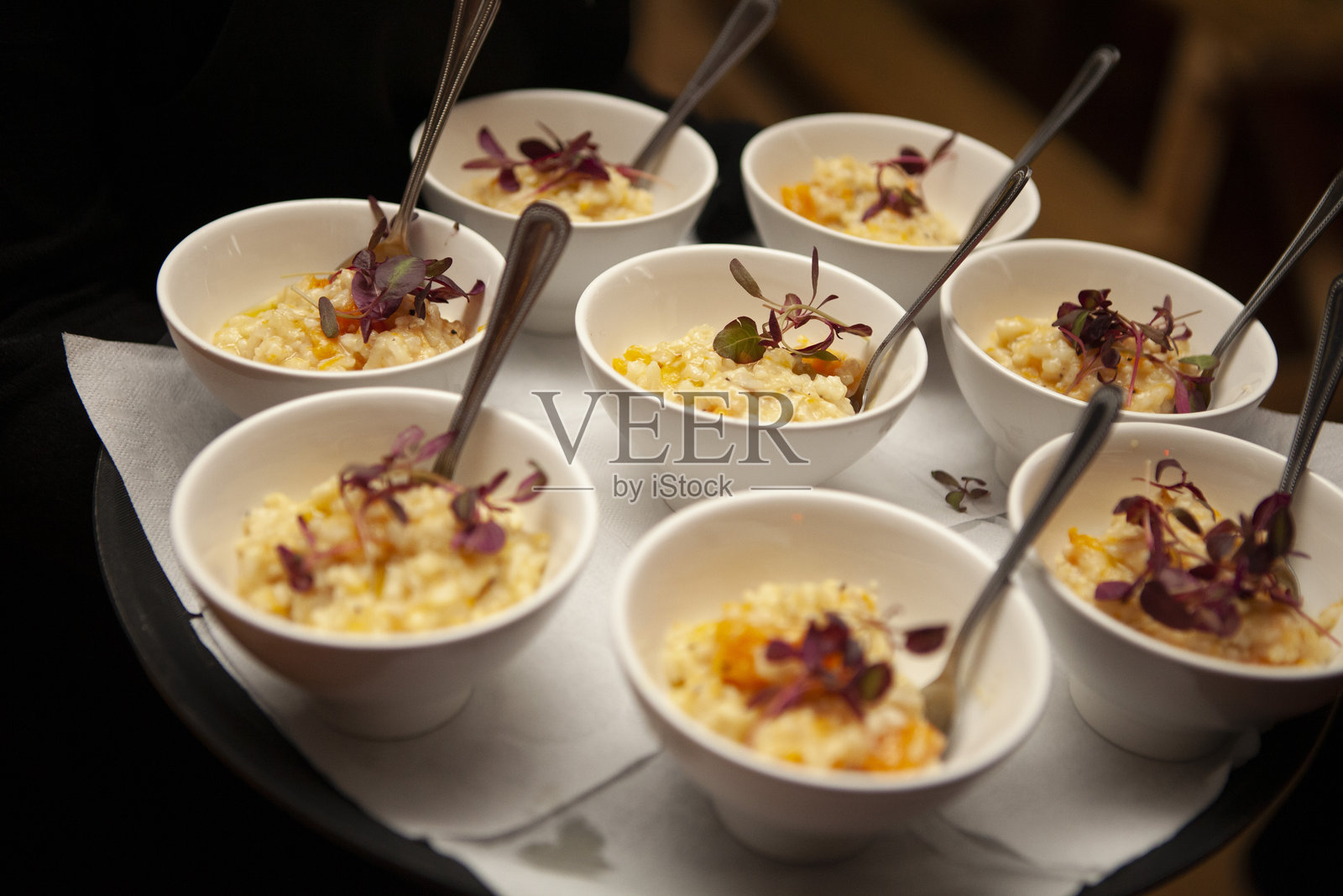 迷你意大利烩饭开胃菜盛在碗中照片摄影图片